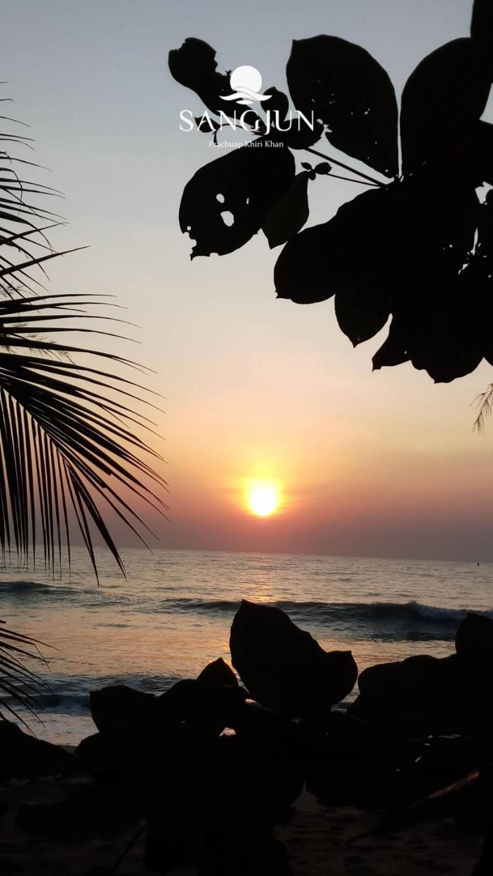 Sangjun On Beach Resort Bang Saphan Exteriör bild