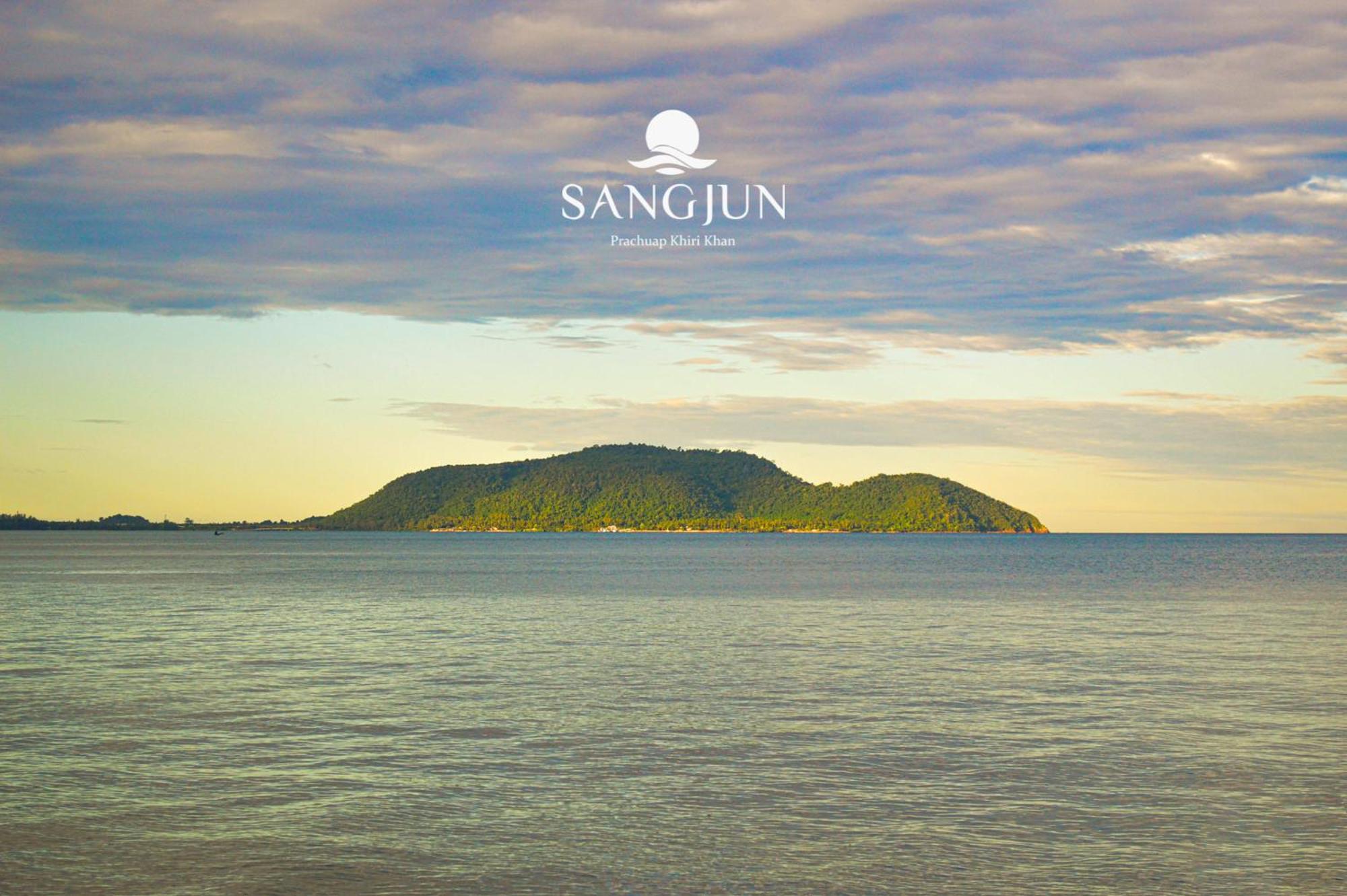 Sangjun On Beach Resort Bang Saphan Exteriör bild