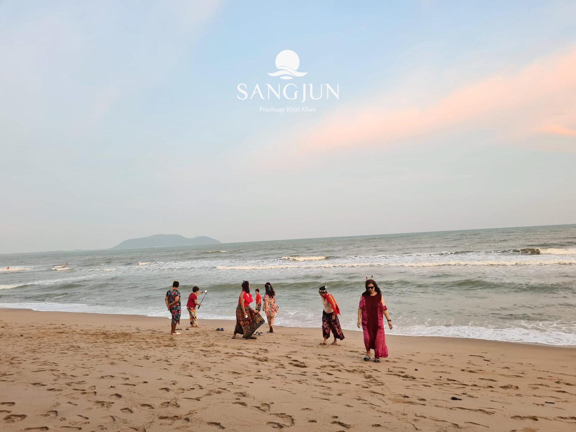 Sangjun On Beach Resort Bang Saphan Exteriör bild