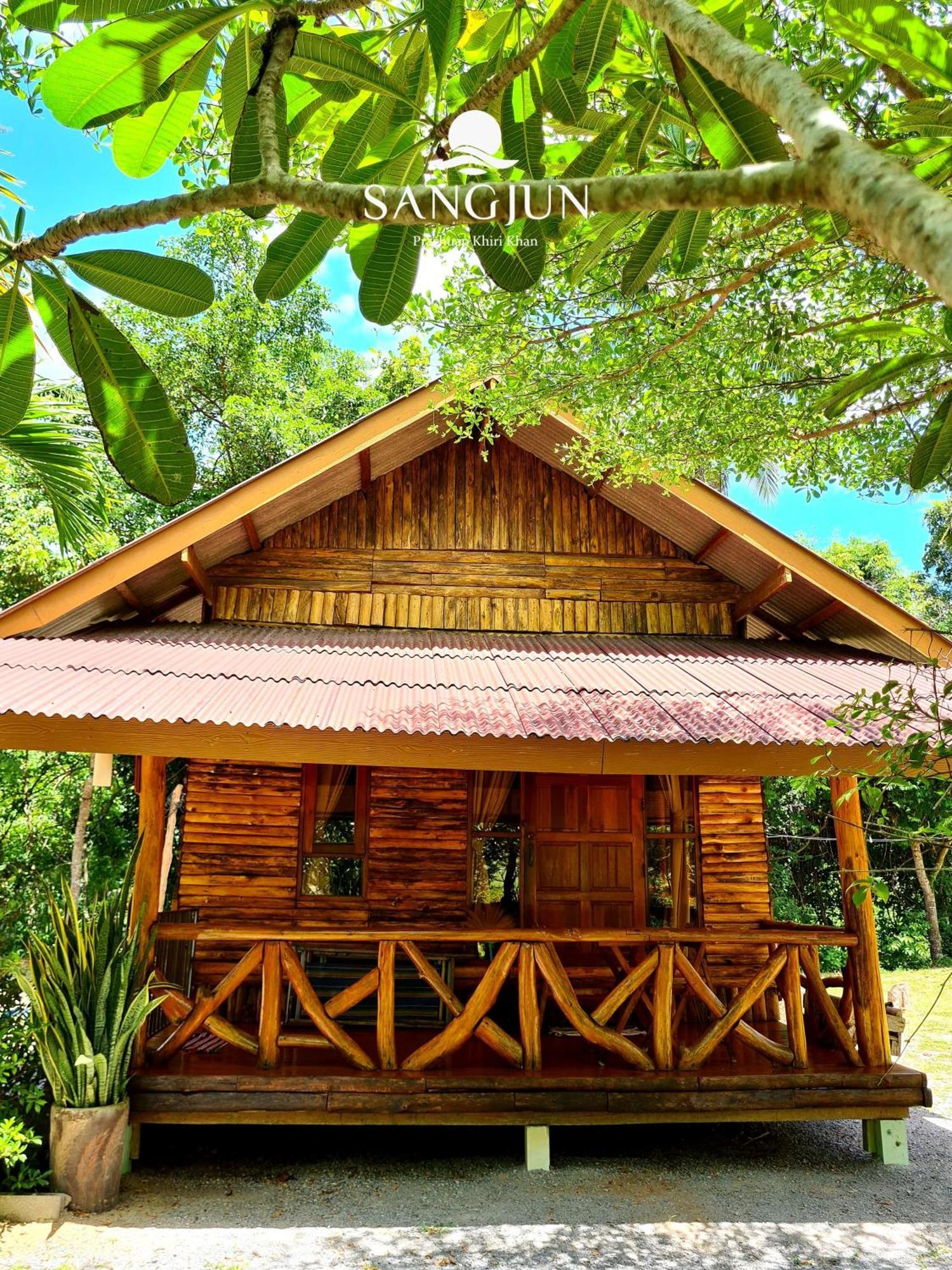Sangjun On Beach Resort Bang Saphan Exteriör bild