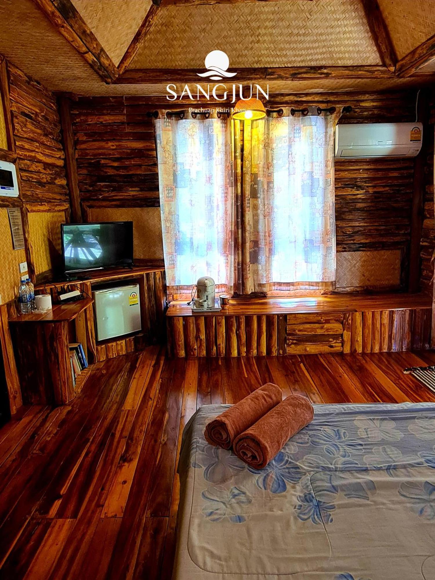 Sangjun On Beach Resort Bang Saphan Exteriör bild