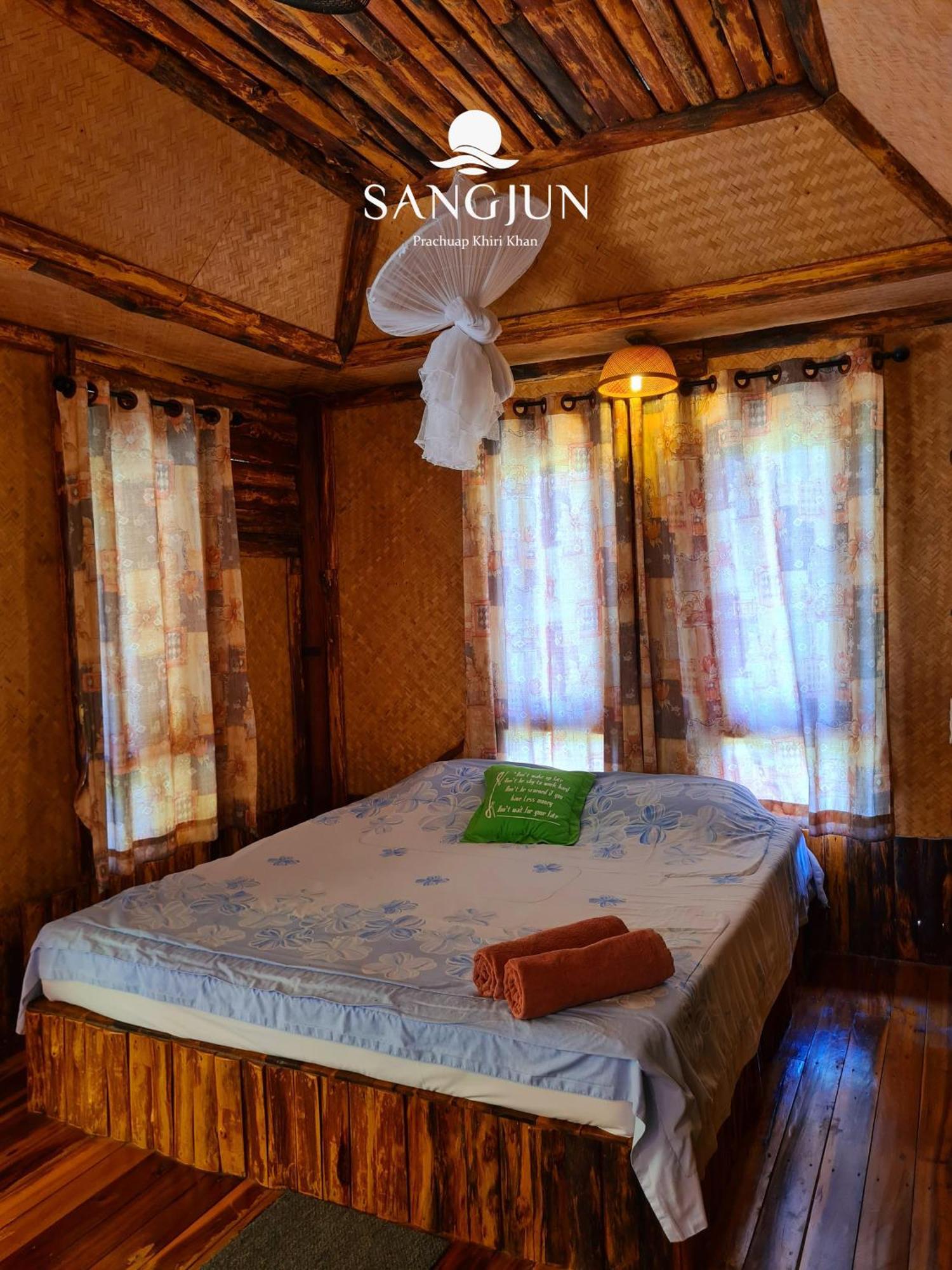 Sangjun On Beach Resort Bang Saphan Exteriör bild
