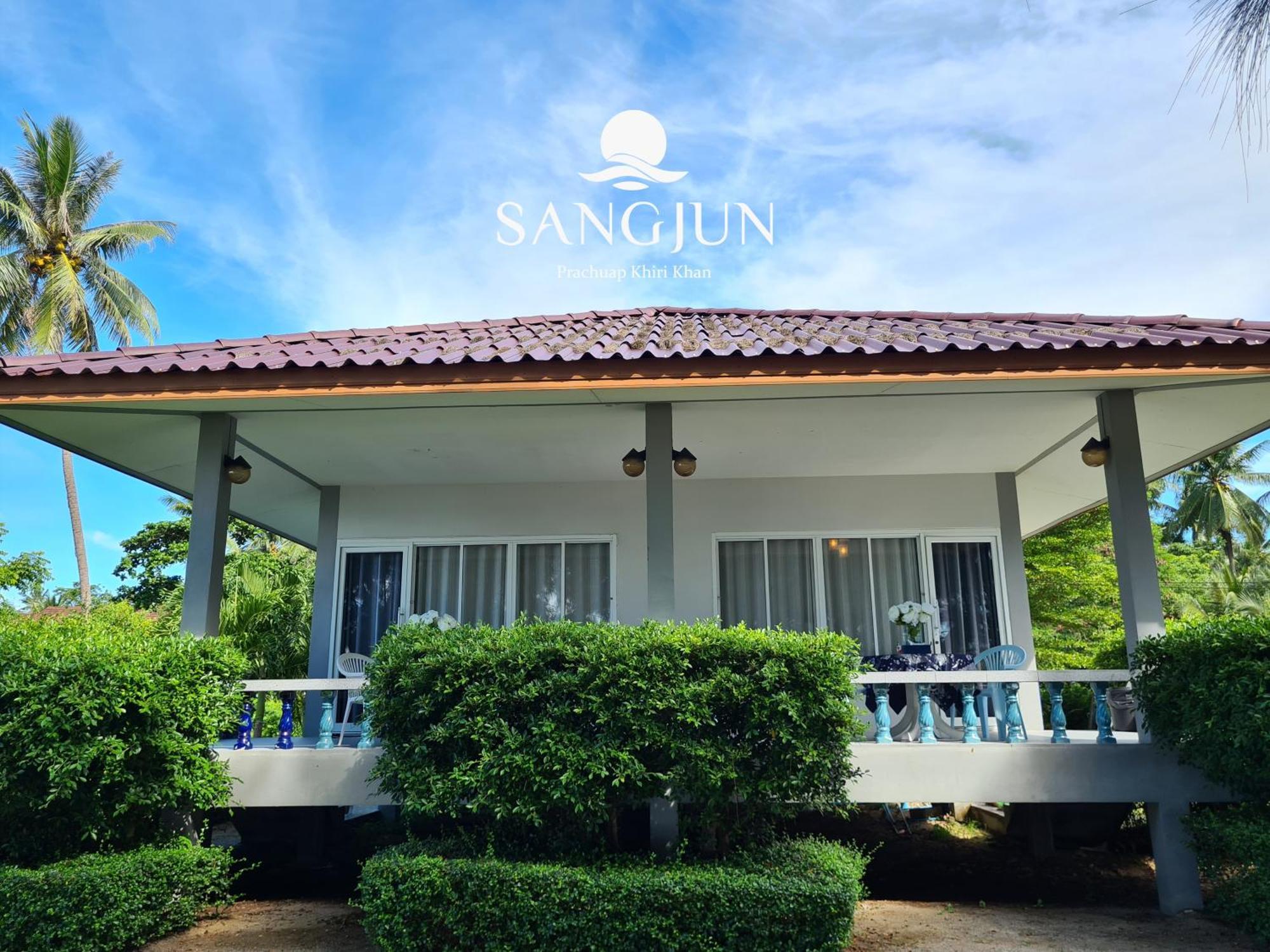 Sangjun On Beach Resort Bang Saphan Exteriör bild
